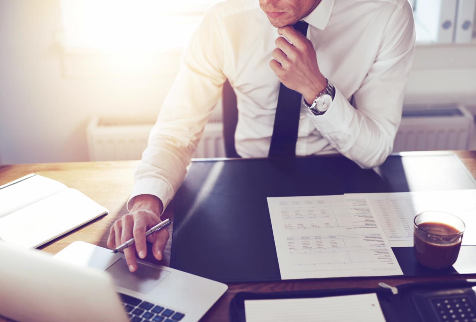 Gün doğumunda dağ silüetleri ve bulutların dramtik kompozisyonu